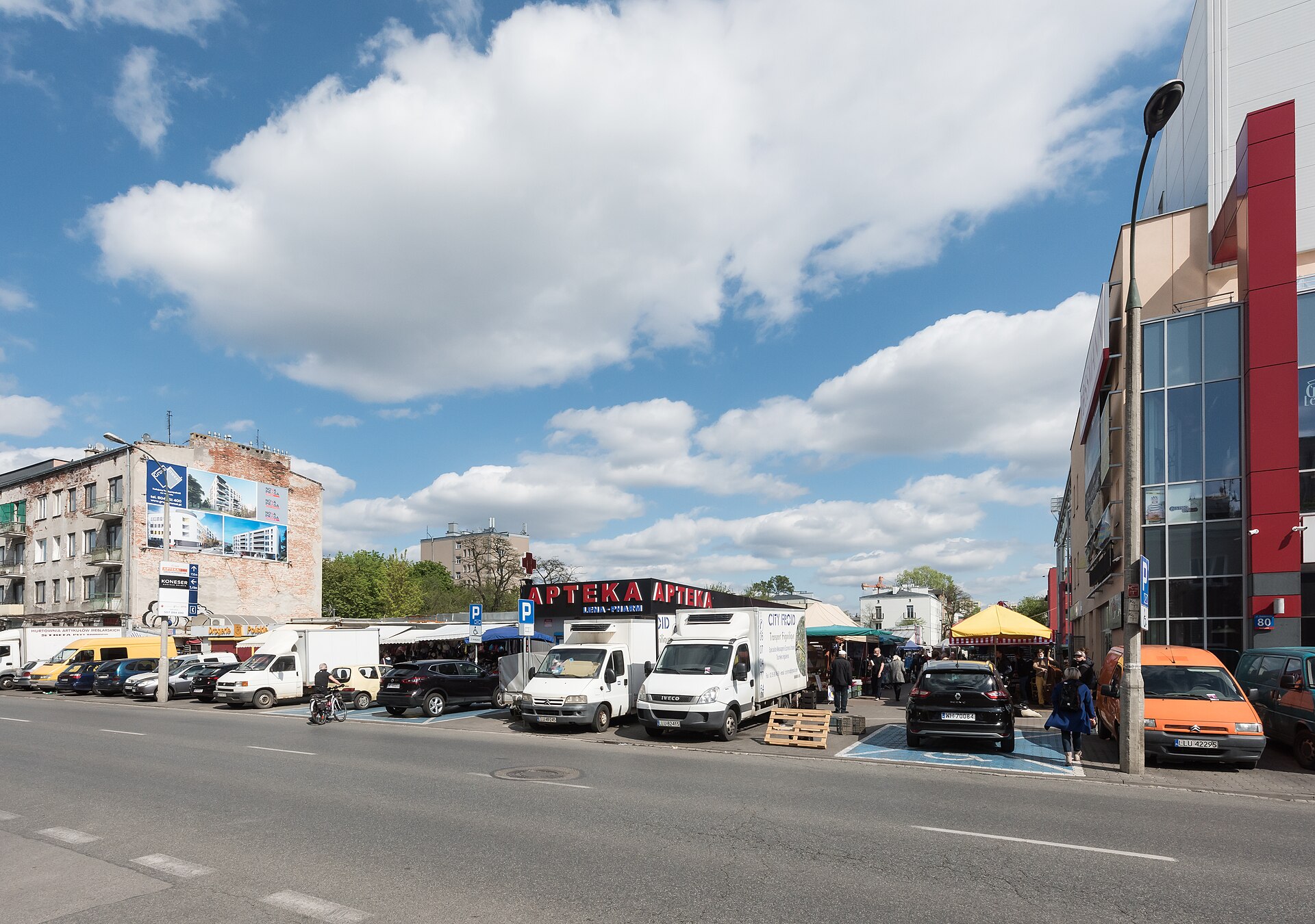 Wejście na Bazar Szembeka od ulicy Zamienieckiej, obok budynek z numerem 80